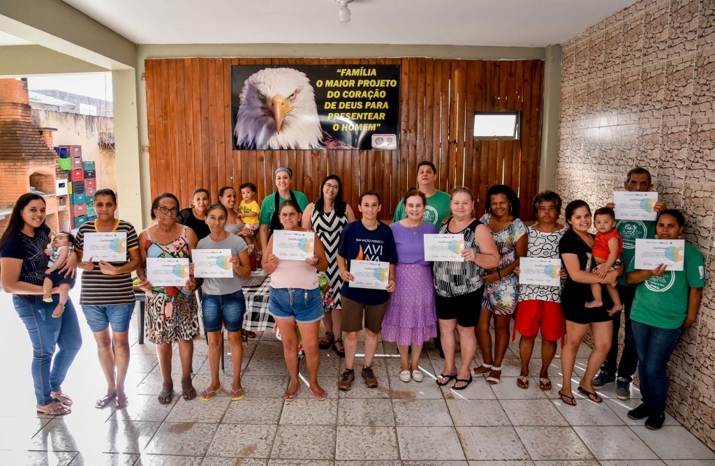 FUNDO SOCIAL ENTREGA CERTIFICADO PARA 16 ALUNOS DE CURSO DE PANIFICAÇÃO