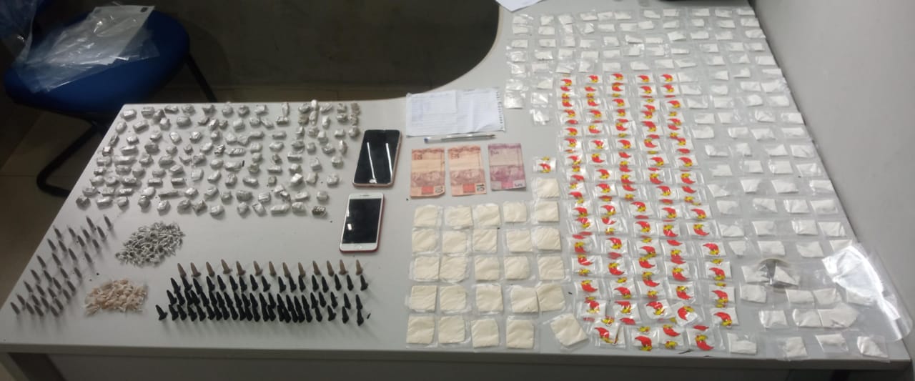 POLÍCIA MILITAR PRENDE HOMEM COM MAIS DE 560 PORÇÕES DE DROGAS