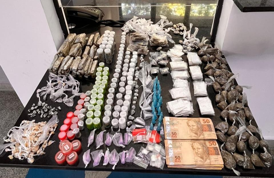 POLÍCIA MILITAR APREENDE MAIS DE 1100 PORÇÕES DE DROGAS E DETEM UM INFRATOR