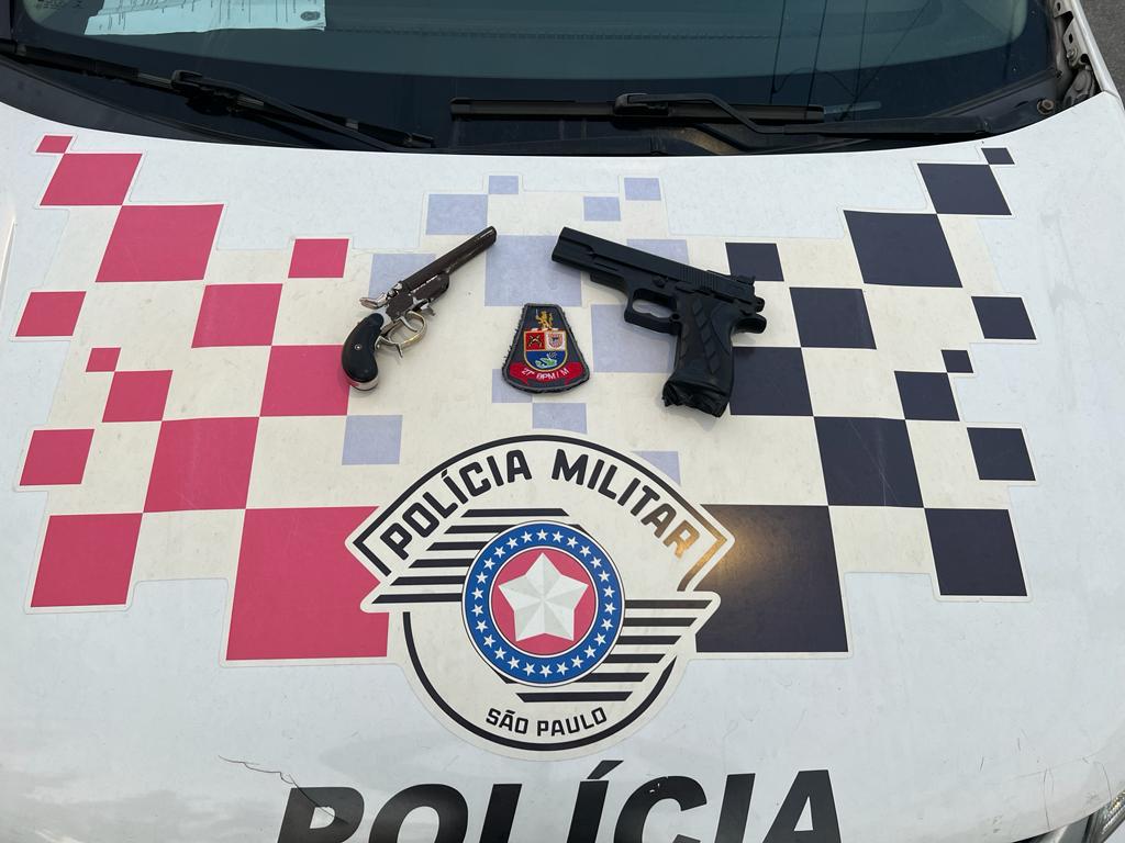 POLÍCIA MILITAR APREENDE ARMA, RECUPERA VEÍCULO ROUBADO E DETÉM INDIVÍDUOS