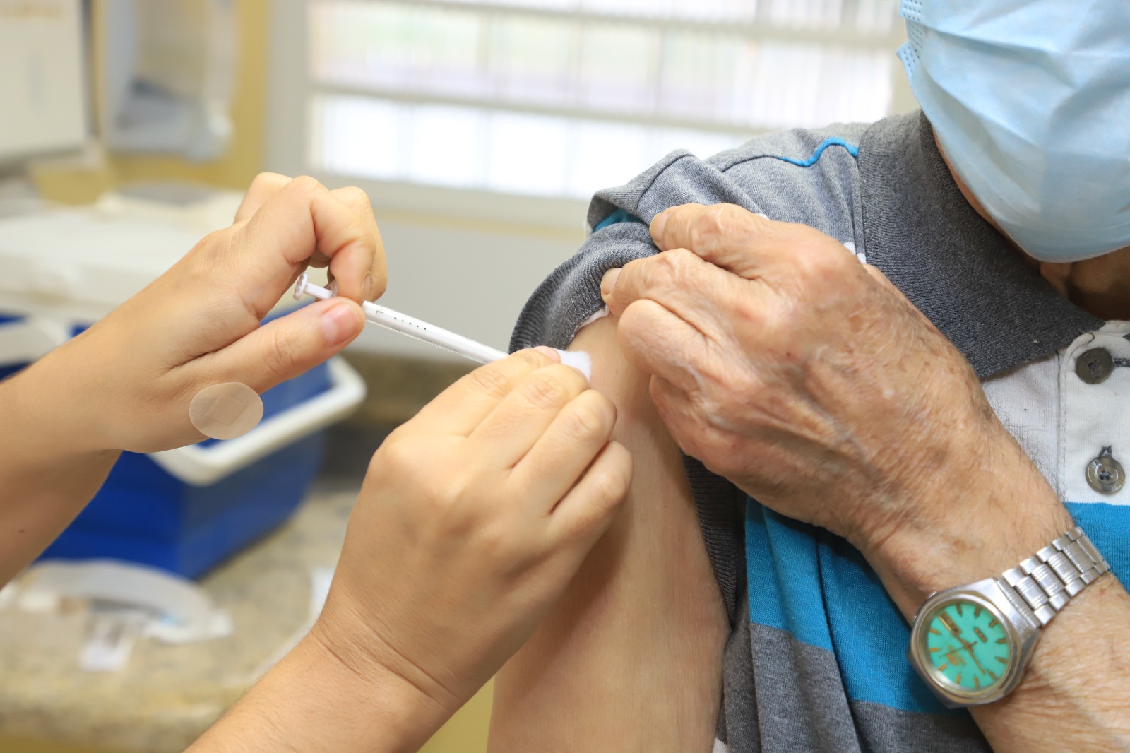 PESSOAS A PARTIR DE 70 ANOS PODE RECEBER DOSE DE REFORÇO DA VACINA CONTRA A COVID