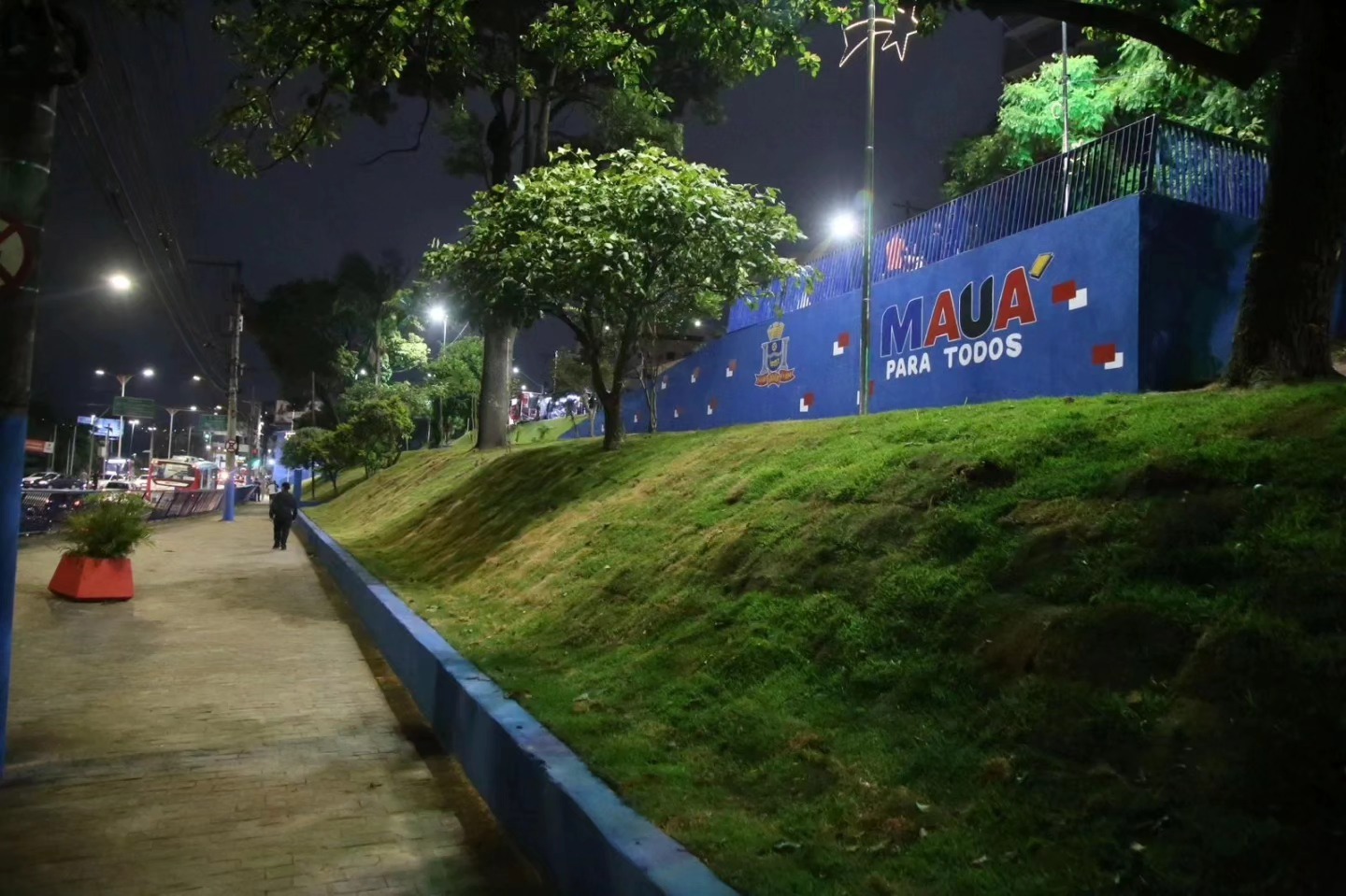 PREFEITURA INAUGURA NOVA PRAÇA NA REGIÃO CENTRAL DA CIDADE 