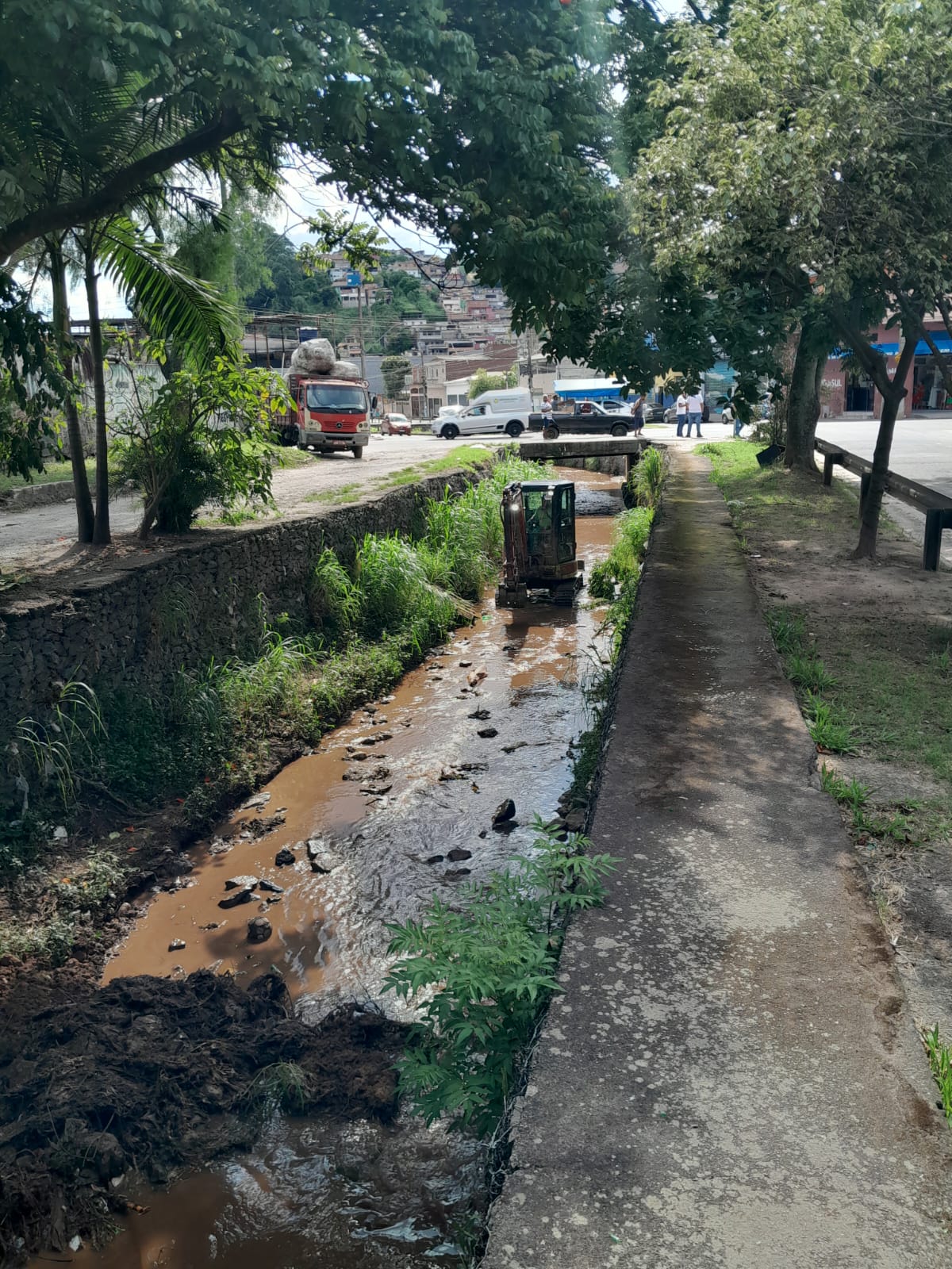 PREFEITURA DE MAUÁ FAZ A LIMPEZA DO CÓRREGO CORUMBÉ