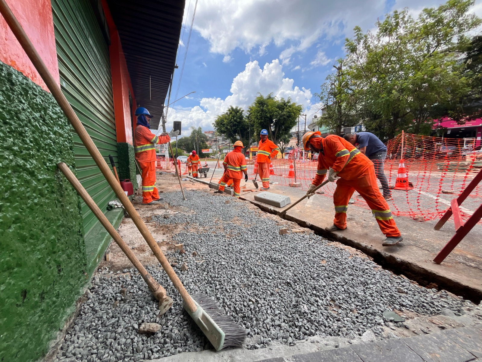 PREFEITURA REFORMA O CALÇAMENTO DO ENTORNO DAS OBRAS DA NOVO TERMINAL DO JARDIM ITAPEVA 