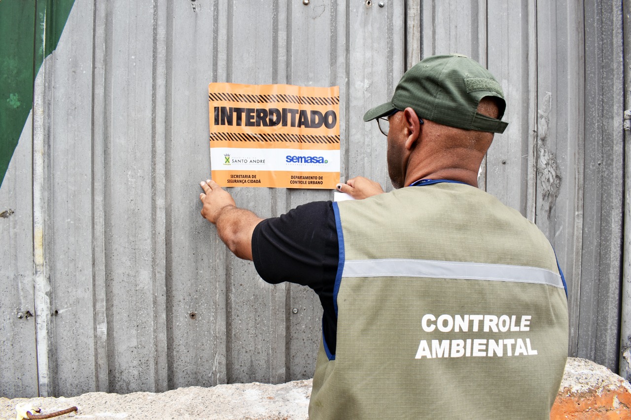 SANTO ANDRÉ INTERDITA COMÉRCIO DE SUCATA POR LANÇAMENTO IRREGULAR DE ESGOTO EM CÓRREGO  