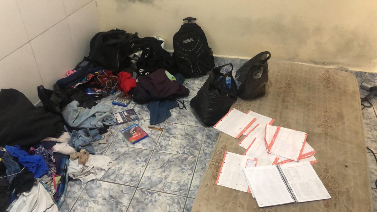 POLÍCIA MILITAR PRENDE UM TRAFICANTE E APREENDE MAIS DE 2300 PROCÕES DE DROGAS    
