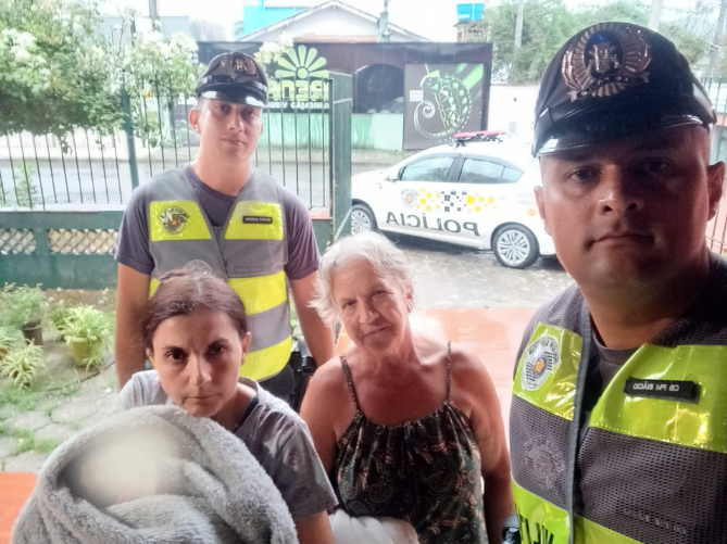 “VERDADEIROS ANJOS ”, DIZ AVÓ DE BEBÊ DE 21 DIAS SALVA DE ENGASGO POR PMs RODOVIÁRIOS EM UBATUBA 