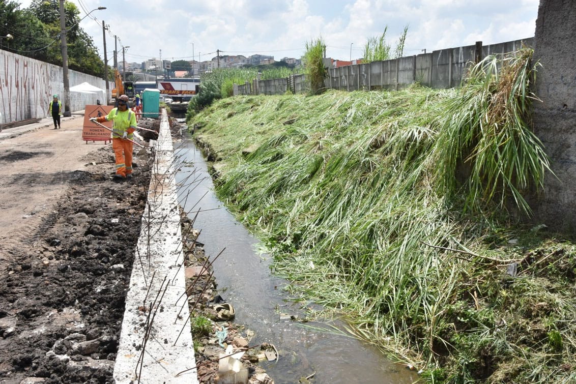 SANTO ANDRÉ REALIZA OBRAS PARA CANALIZAR CÓRREGO UTINGA E RECUPERAR RUA QUE ESTAVA FECHADA