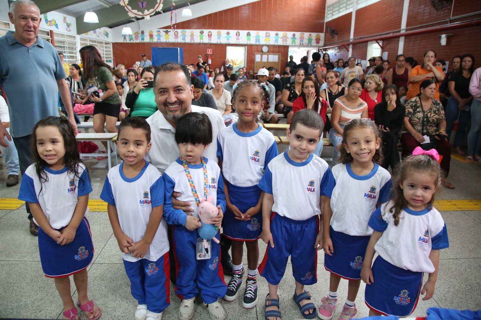 MAUÁ INICIA ENTREGA DE UNIFORMES PARA MAIS DE 16 MIL ALUNOS DA REDE MUNICIPAL