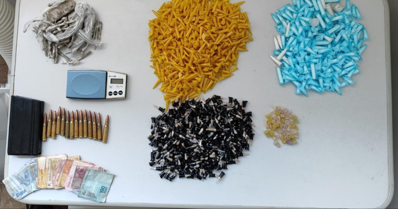 ROTA APREENDE MAIS DE 1,3 MIL PORÇÕES DE DROGAS E CARREGADOR DE FUZIL EM SANTOS 