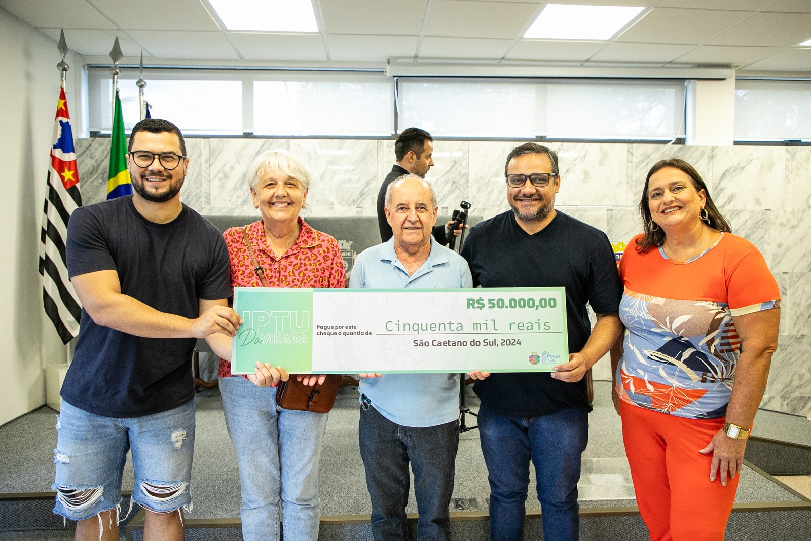 AURICCHIO ENTREGA R$ 50 MIL AOS VENCEDORES DO PRÊMIO IPTU DA VIRADA 
