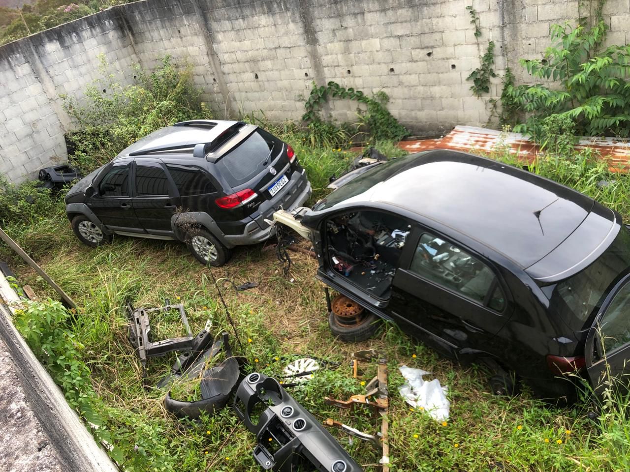 POLÍCIA MILITAR RECUPERA CARROS FURTADOS E LOCALIZA DESMANCHE CLANDESTINO 