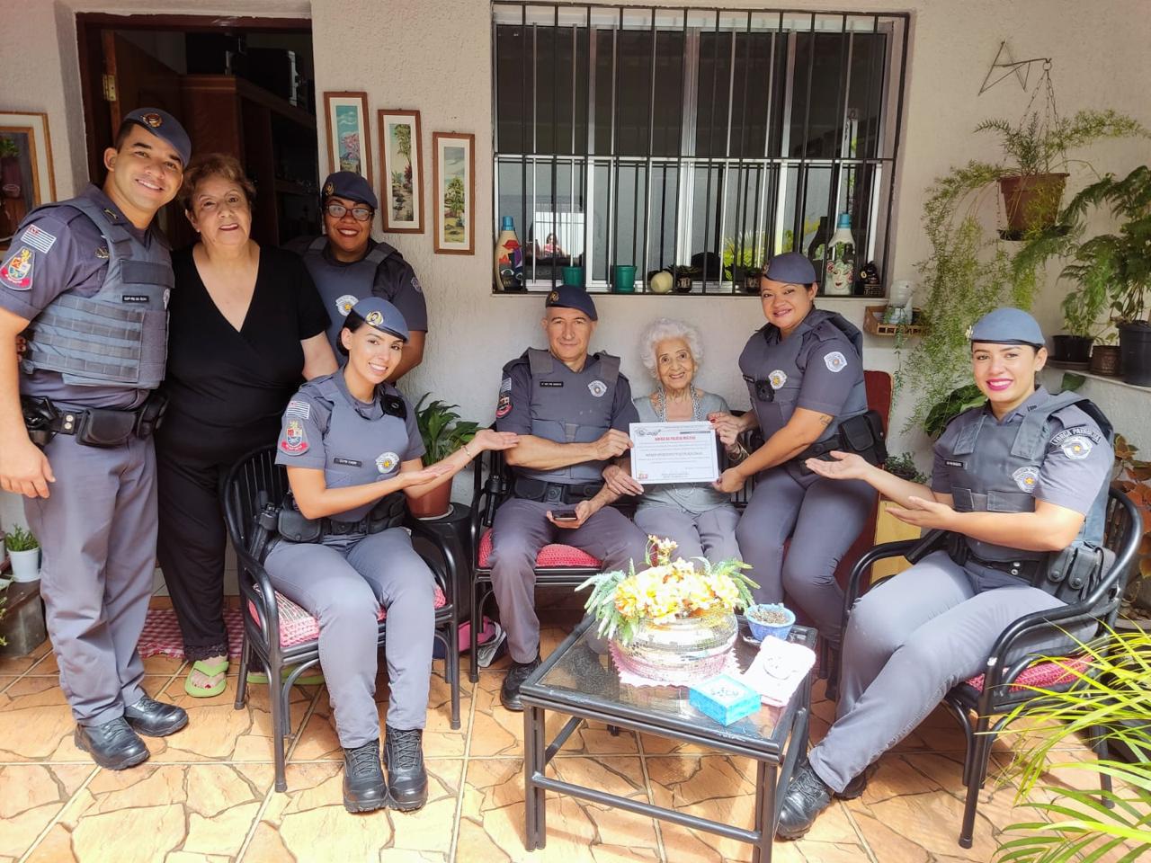 IDOSA DE QUASE 100 ANOS É HOMENAGEADA POR POLICIAIS EM SÃO PAULO 