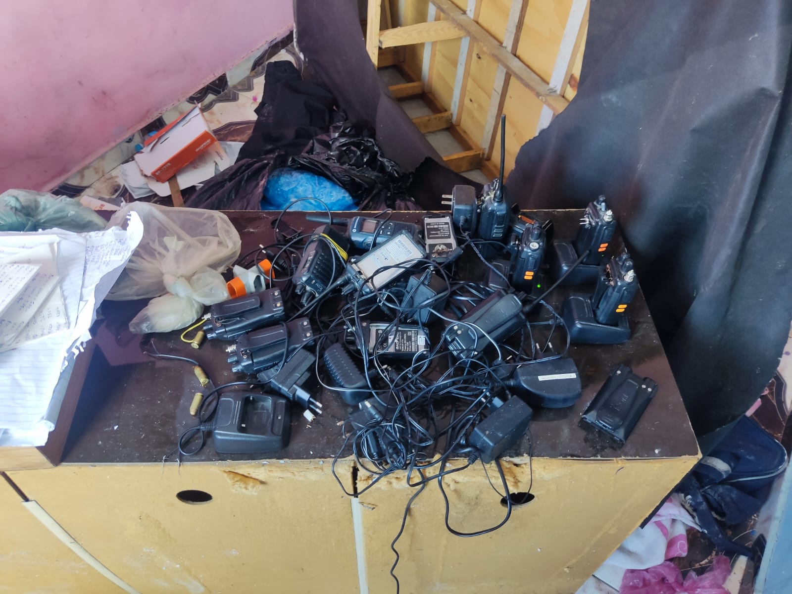 POLÍCIA MILITAR, EM AÇÃO CONJUNTA COM A POLÍCIA CIVIL, APREENDE DROGAS E RADIOS COMUNICADORES