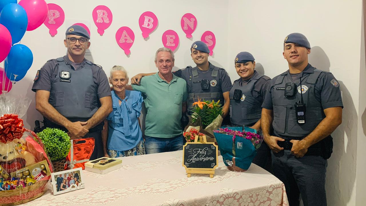 POLICIAIS MILITARES REALIZAM SONHO  DE UMA VOVÓ DE 66 ANOS QUE É FÃ DA CORPORAÇÃO