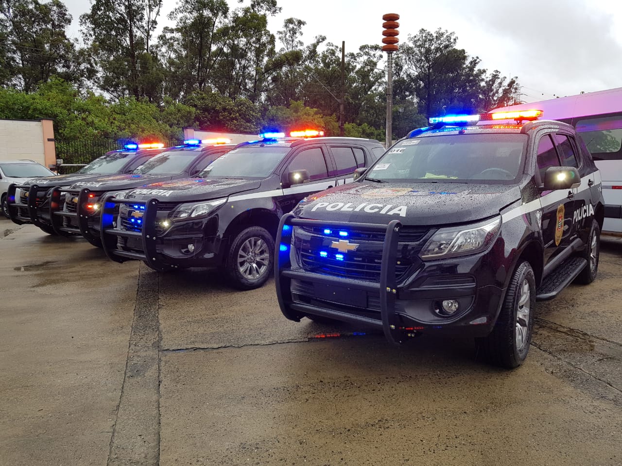 DISE PRENDE HOMENS ENVOLVIDOS EM ESQUEMA DE LAVAGEM DE DINHEIRO NA BAIXADA