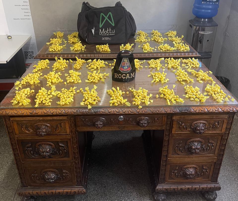 A POLÍCIA MILITAR APREENDEU UMA MOTOCICLETA ADULTERADA E DROGAS ENCONTRADAS EM SEU BAÚNA ZONA SUL DE SÃO PAULO