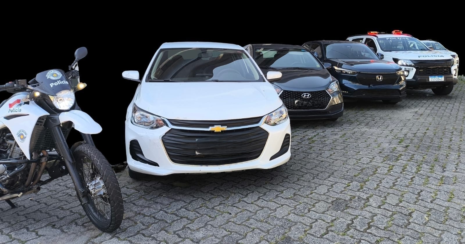 INDIVÍDUO PROCURADO É PRESO COM 03 CARROS ROUBADOS E PERTENCES PESSOAIS DAS VÍTIMAS