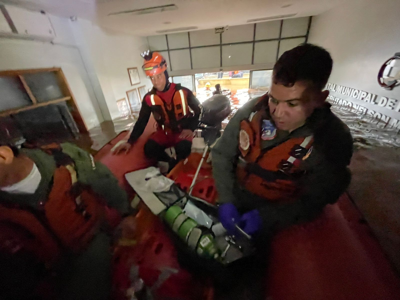 COM USO DE BOTES, PMs RESGATAM TRÊS PACIENTES ENTUBADOS EM HOSPITAL DE CANOAS 