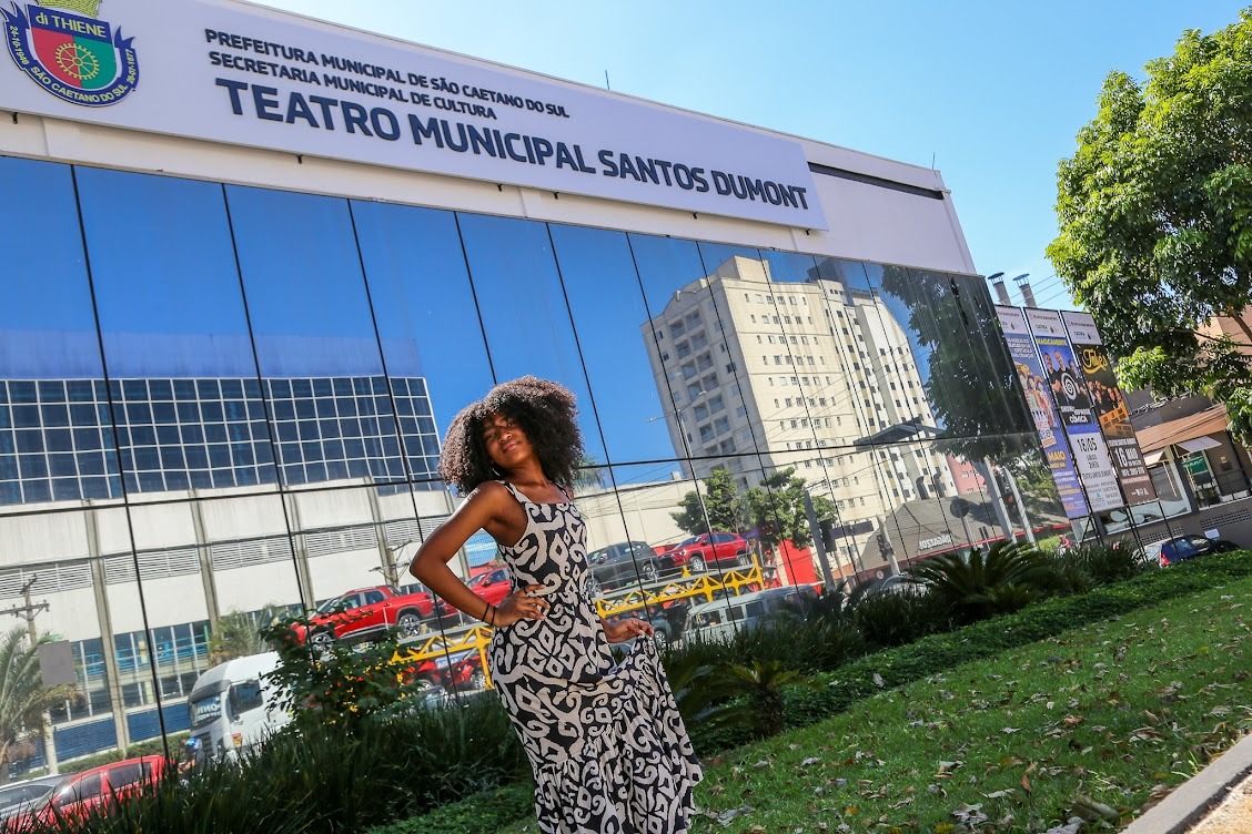 MICHELLE VITÓRIA LANÇA CANÇÃO AUTORAL EM SHOW SOLIDÁRIO NO TEATRO SANTOS DUMONT