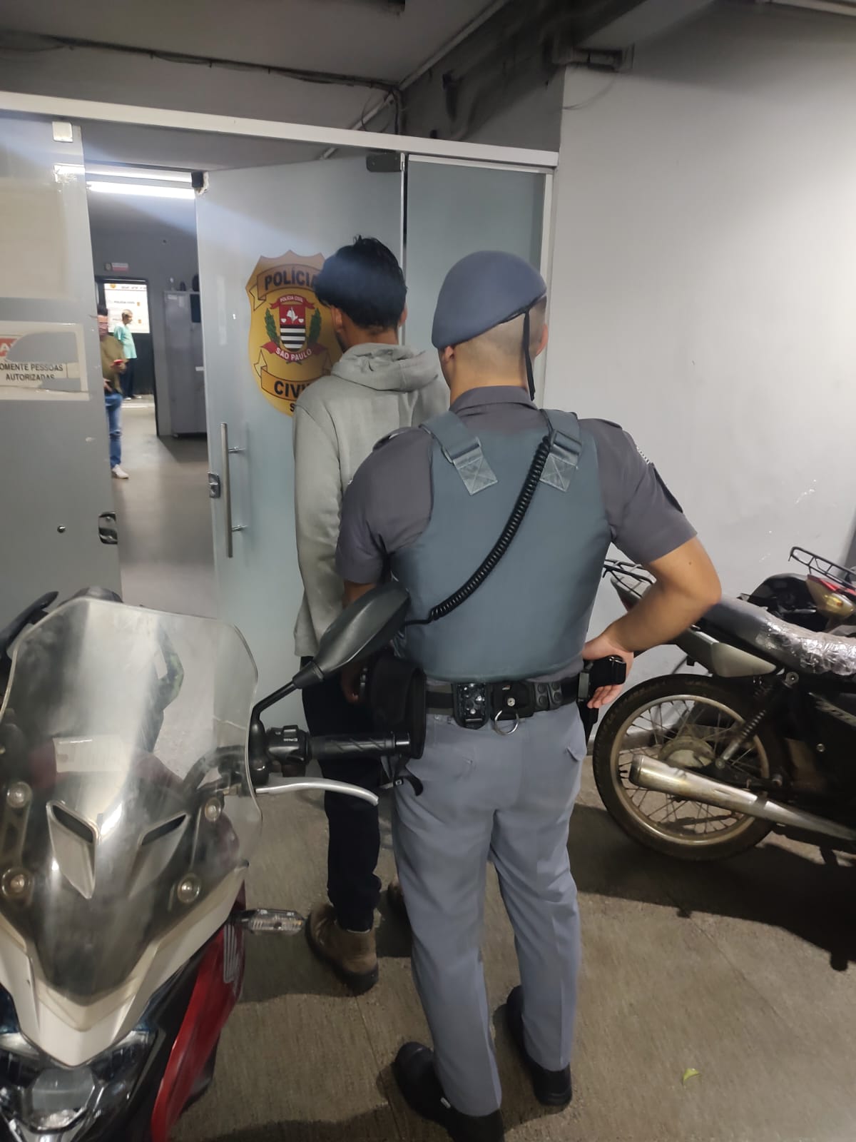 POLICIAIS MILITARES PRENDEM INDIVÍDUO POR IMPORTUNAÇÃO SEXUAL