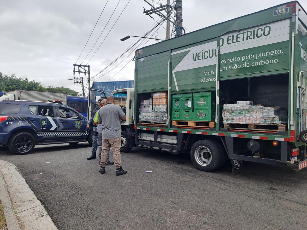 CGE DE SÃO CAETANO EMITE ALERTA E GCM APREENDE CAMINHÃO DE BEBIDAS ROUBADO NA CAPITAL 