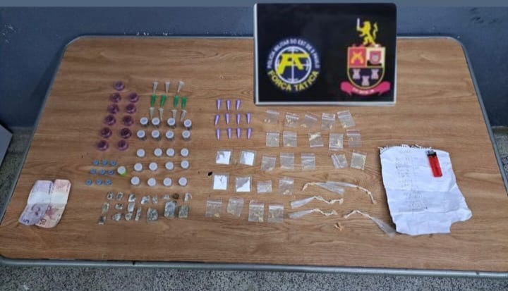POLICIAIS MILITARES DA FORÇA TATICA DO 24⁰ BATALHÃO METROPOLITANO DE DIADEMA PRENDE TRAFICANTE COM DIVERSOS TIPOS DE DROGAS