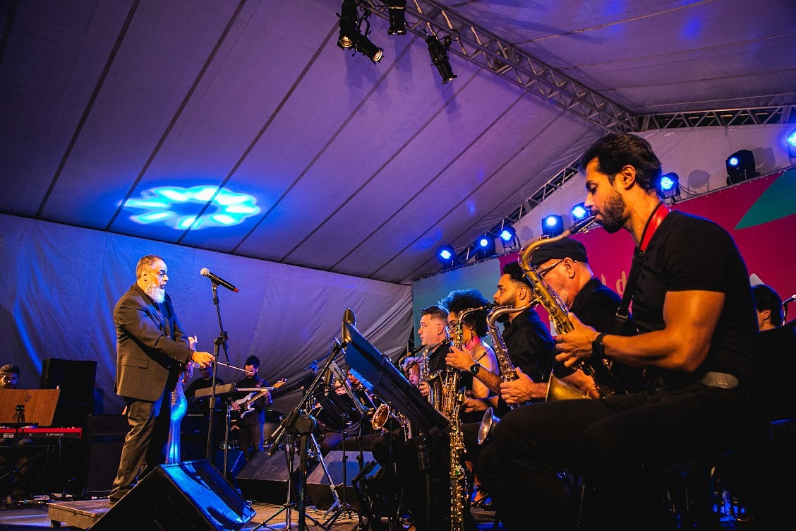 Big Band Salada Mista presta homenagem a Chico Buarque com espetáculo musical no Teatro Santos Dumont