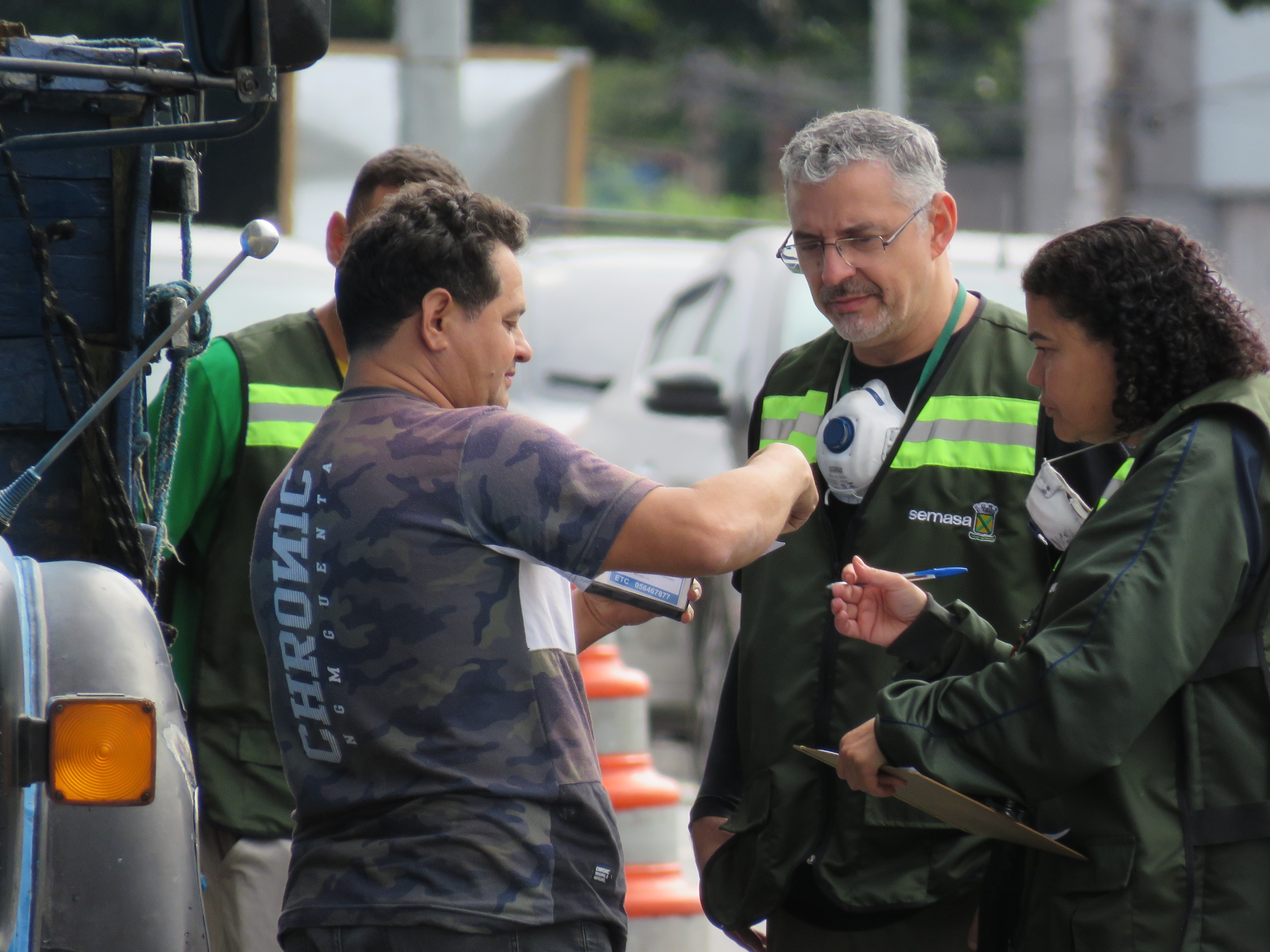 Semasa intensifica aferições de fumaça preta em veículos da frota circulante do município