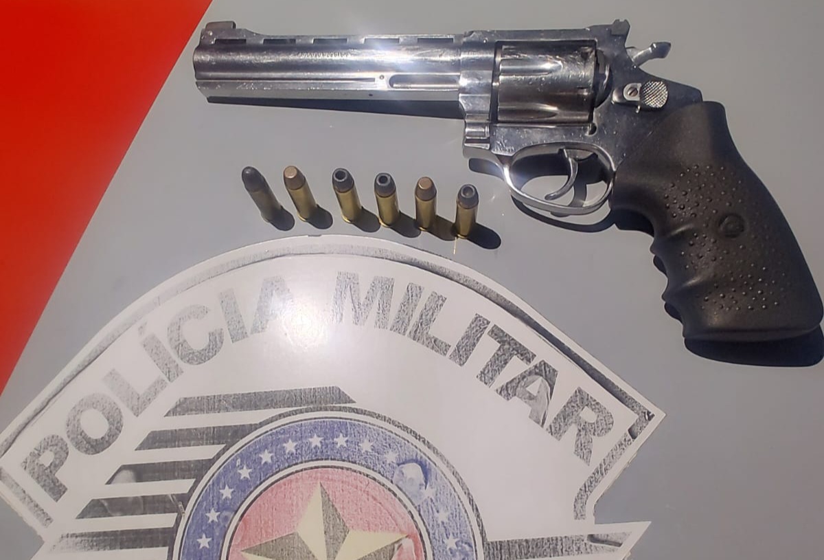 POLÍCIA MILITAR PRENDE INDIVÍDUO POR VIOLÊNCIA DOMÉSTICA E POSSE ILEGAL DE ARMA DE FOGO