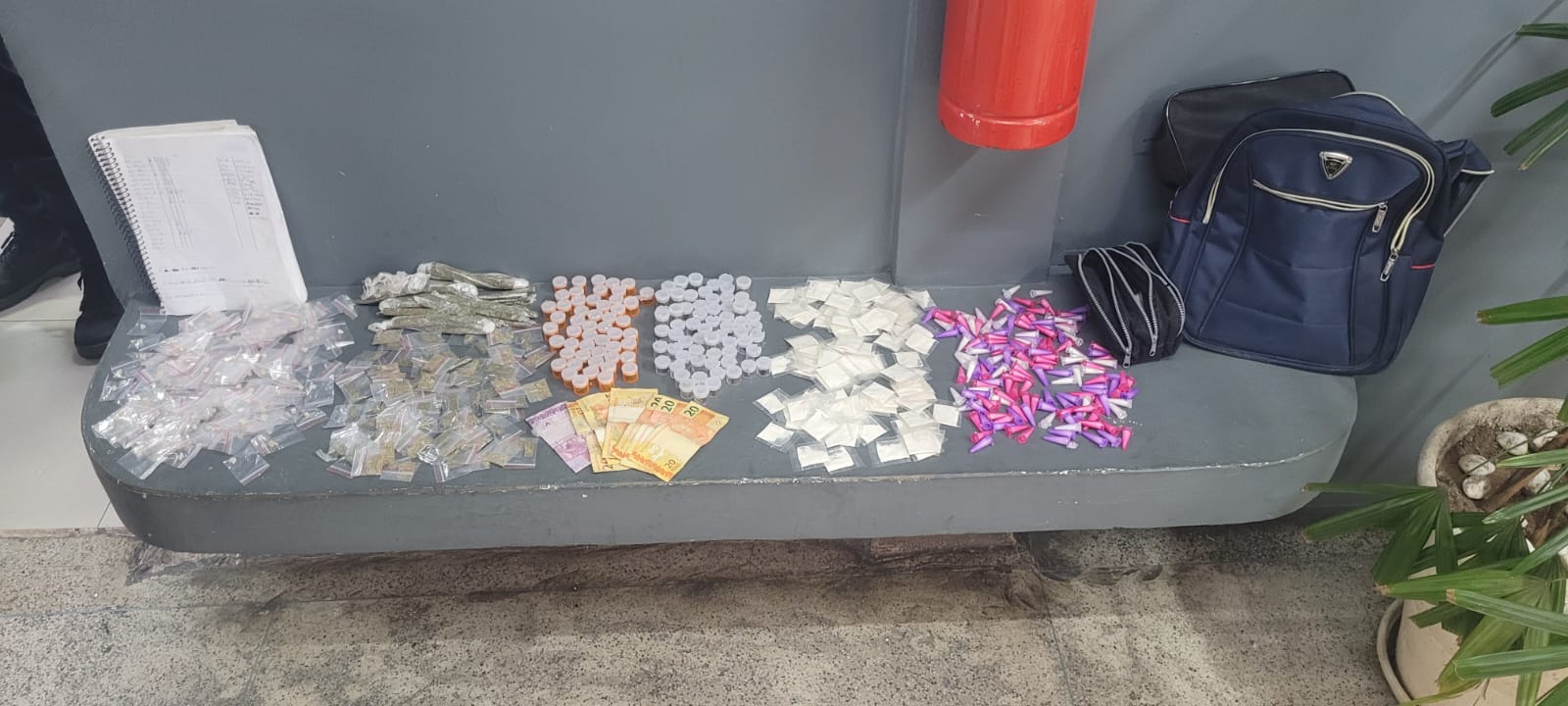 POLICIAIS MILITARES DA FORÇA TÁTICA DO 24⁰ BATALHÃO APREENDE DIVERSOS TIPOS DE DROGAS EM DIADEMA