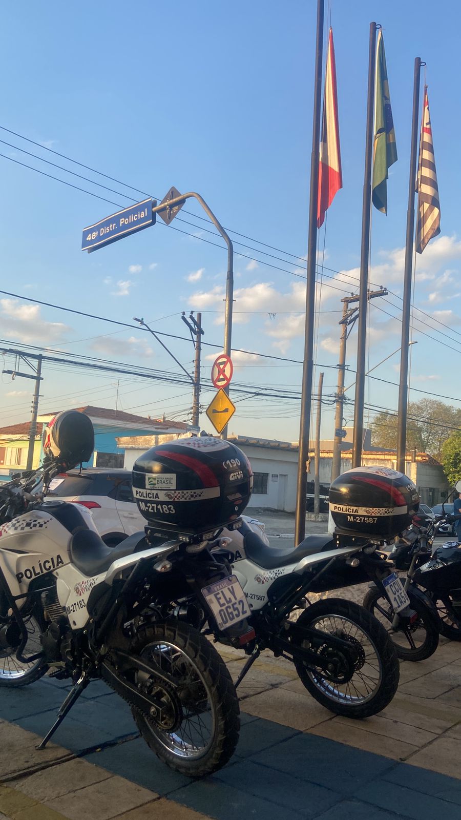 POLÍCIA MILITAR PRENDE DOIS INDIVÍDUOS POR TRÁFICO DE DROGAS E APREENDE GRANDE QUANTIDADE DE DROGAS NO BAIRRO GRAJAÚ