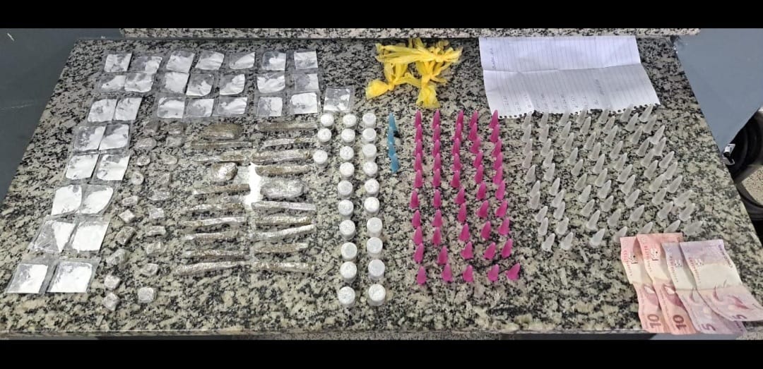 DOIS HOMENS SENDO UM FORAGIDO DA JUSTIÇA SÃO PRESOS POR POLICIAIS MILITARES DA FORÇA TÁTICA COM DIVERSOS TIPOS DE DROGAS DURANTE OPERAÇÃO EM DIADEMA 