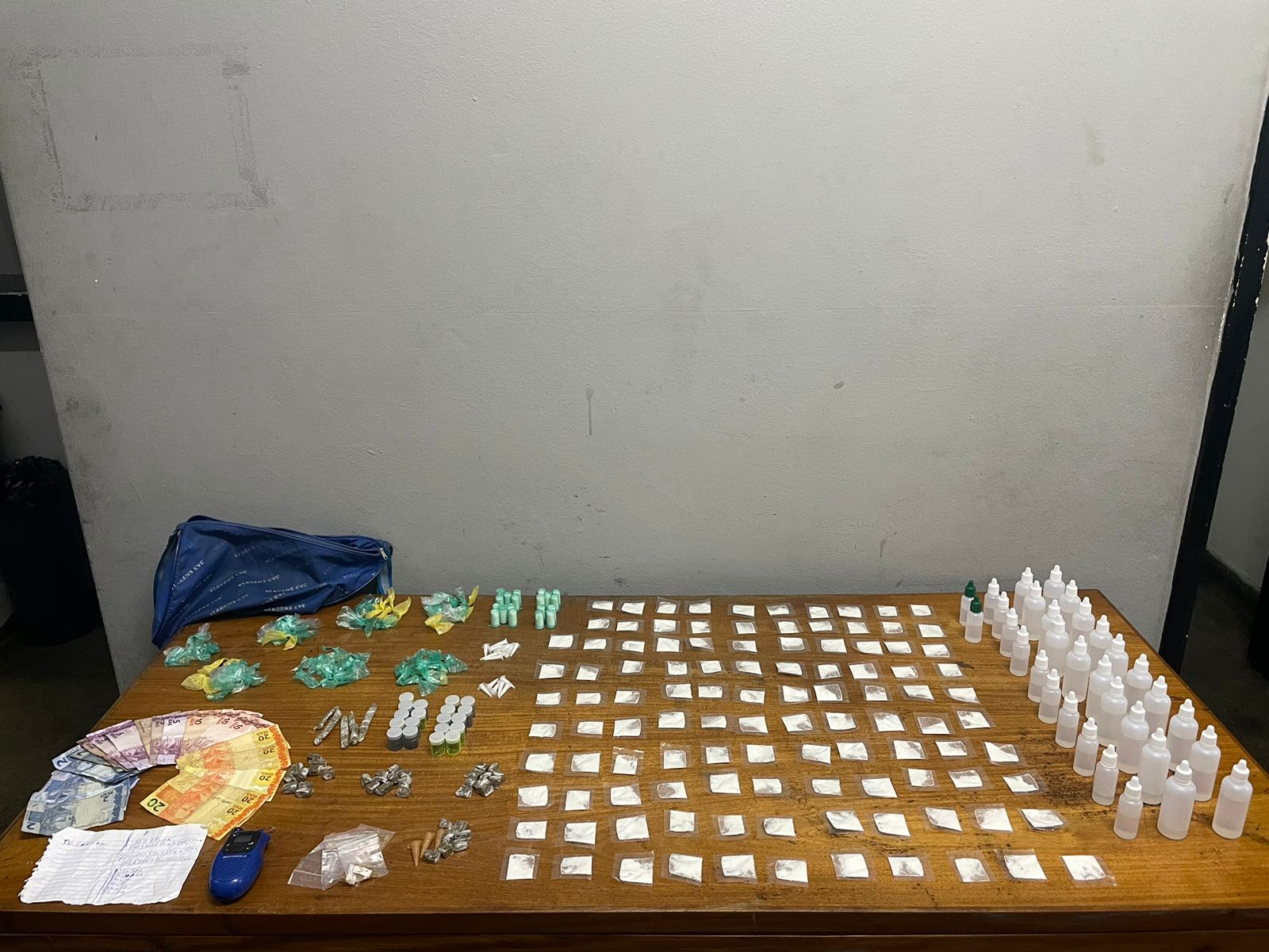 POLICIAIS MILITARES DA FORÇA TÁTICA DE DIADEMA PRENDE HOMEM COM DIVERSOS TIPOS DE DROGAS