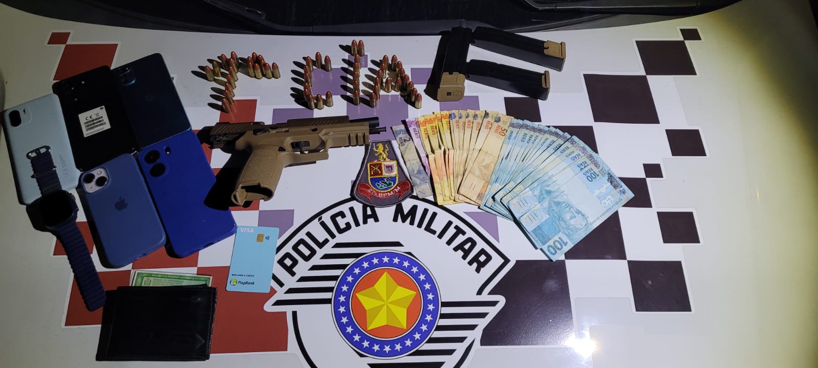 INDIVÍDUO PROCURADO PELA JUSTIÇA É PRESO COM ARMA, DINHEIRO E VÁRIOS APARELHOS CELULARES
