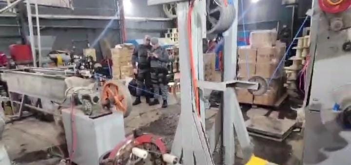 Deic prende trio e fecha fábrica de fios irregulares na zona leste de São Paulo