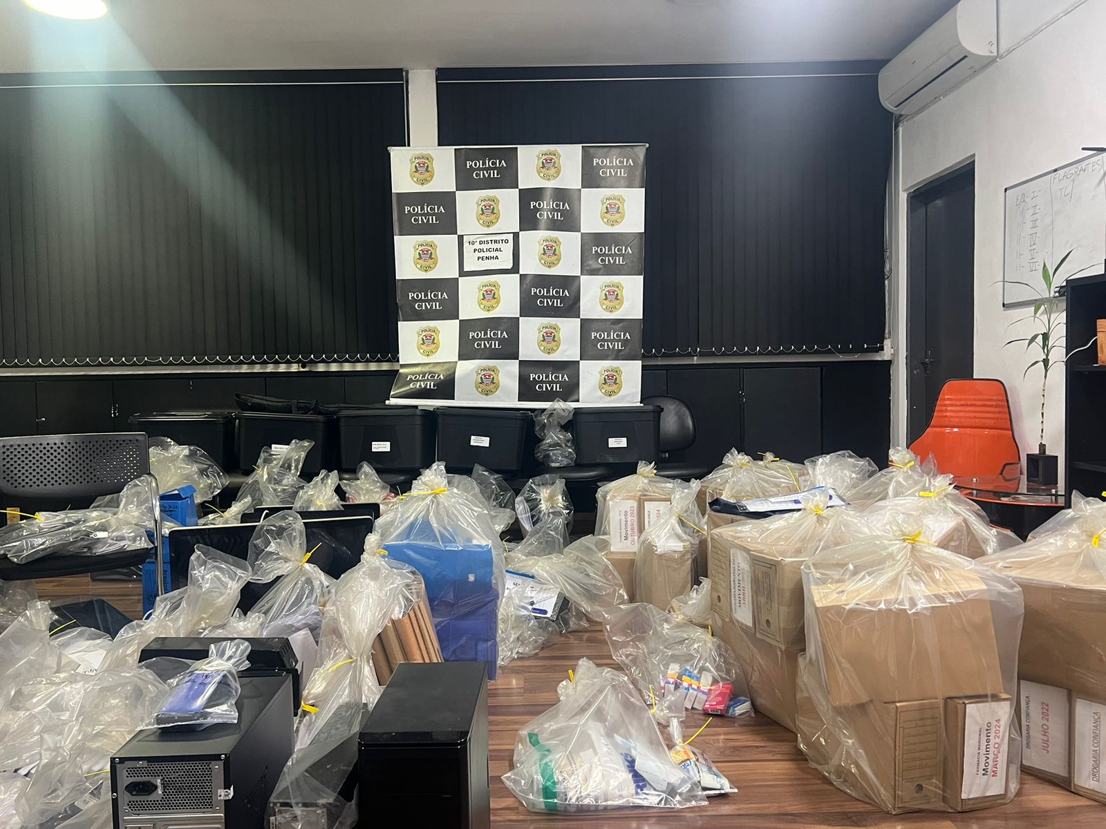 Carros de luxo, armas e dinheiro são apreendidos em operação contra facção criminosa em SP