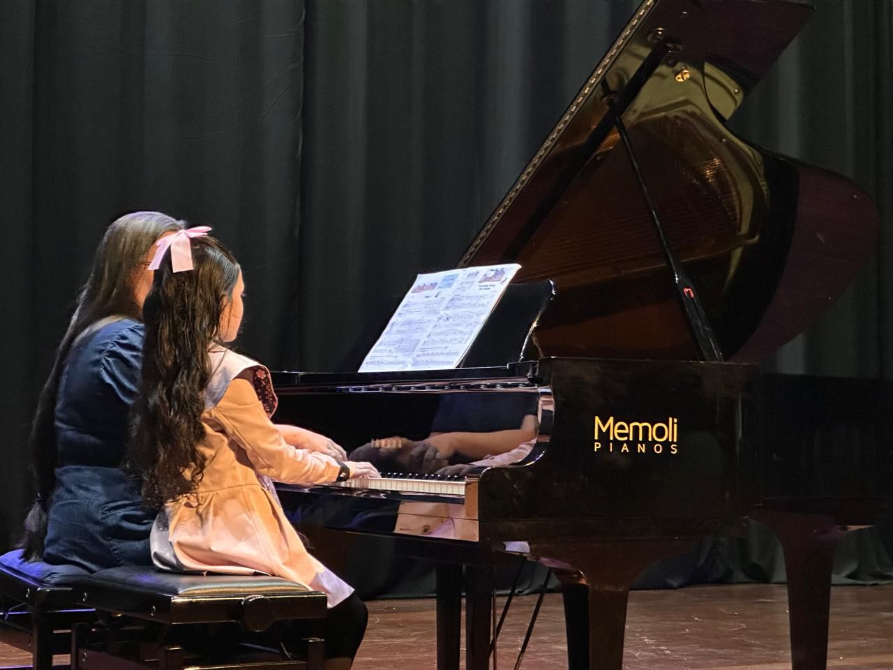 Em mais um dia de boa música, Anfiteatro Arquimedes Ribeiro recebe recital de piano