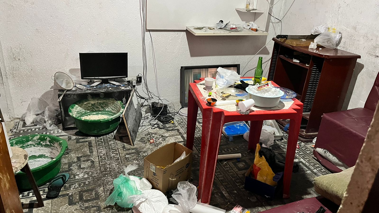 Baep encontra 'refinaria' com mais de 18 quilos de drogas em Osasco