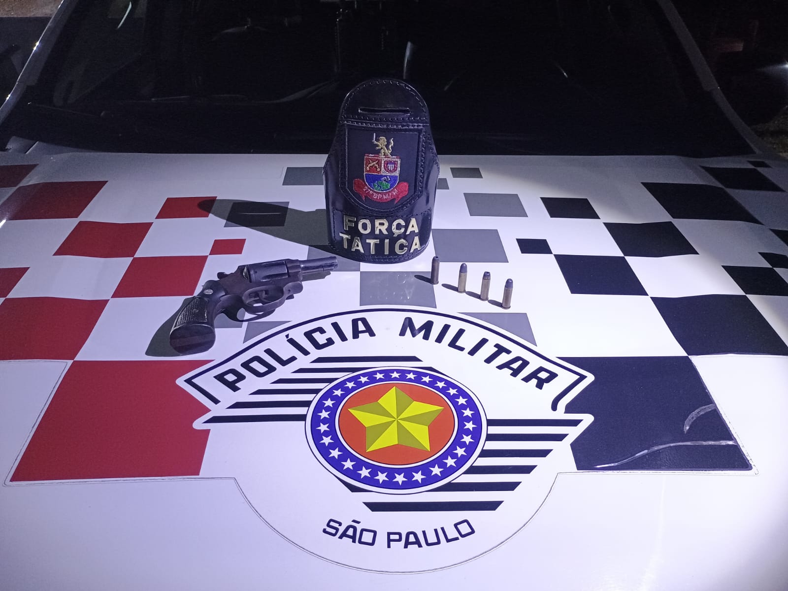 POLÍCIA MILITAR PRENDE INDIVÍDUO POR PORTE ILEGAL DE ARMA DE FOGO