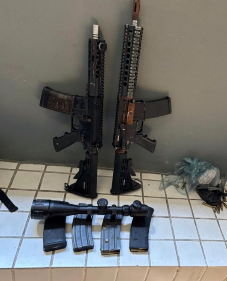 Fuzis, munições e drogas de facção são encontrados em ‘casa bomba’ na Baixada Santista