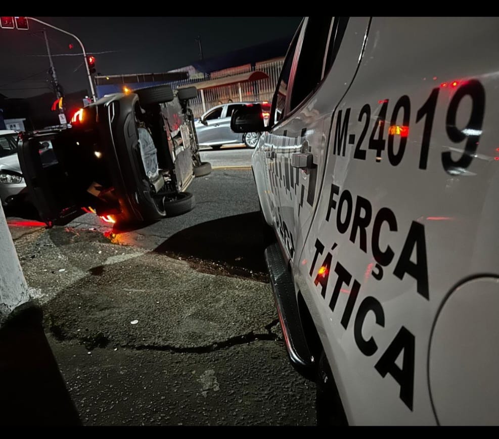 HOMEM É PRESO POR POLICIAIS MILITARES DA FORÇA TÁTICA  APÓS  BATER E CAPOTAR CARRO ROUBADO EM DIADEMA 