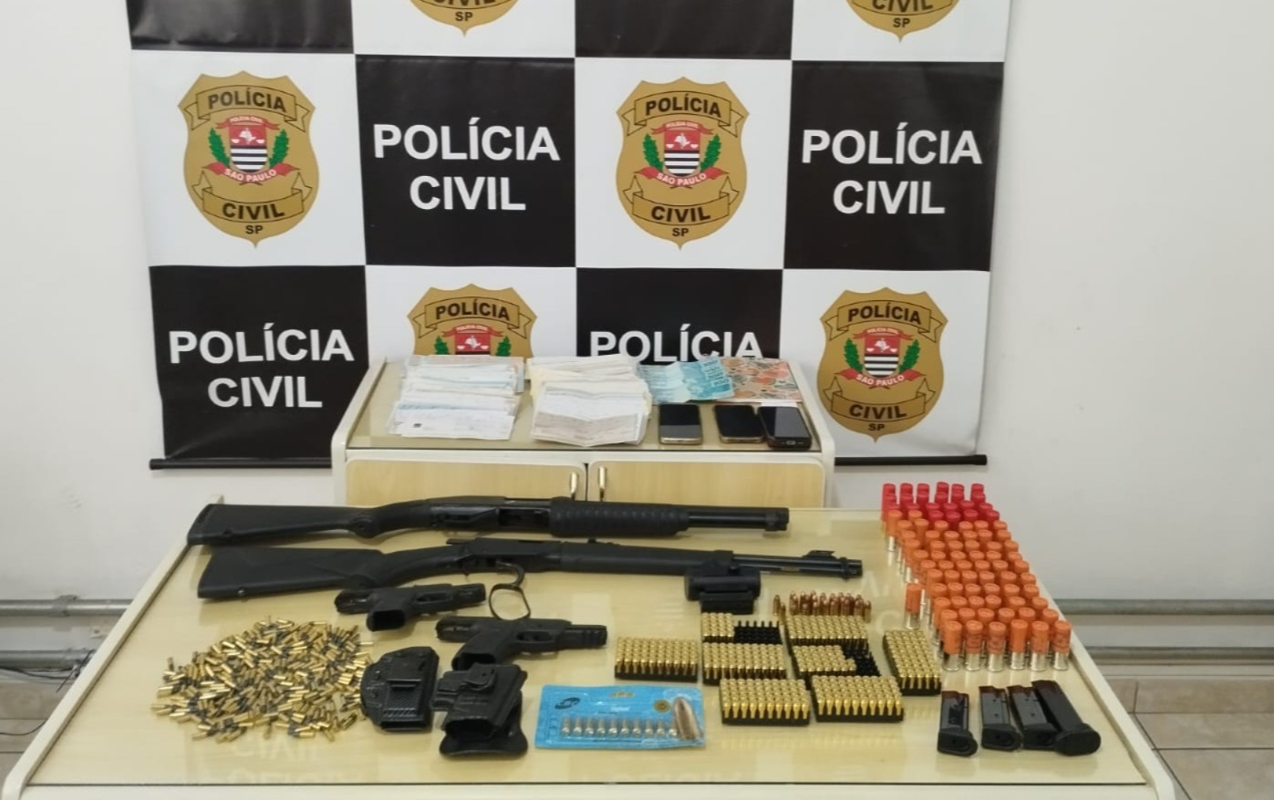 Polícia apreende 30 veículos, armas e dinheiro em operação contra estelionato no Vale do Ribeira