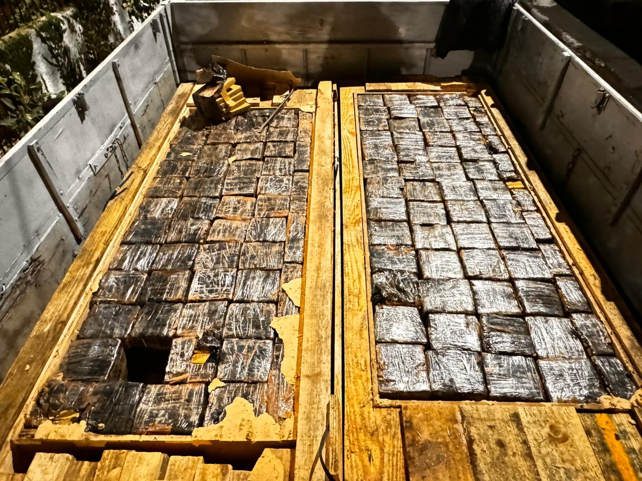 Polícia Civil intercepta caminhão com mais de 1 tonelada de maconha