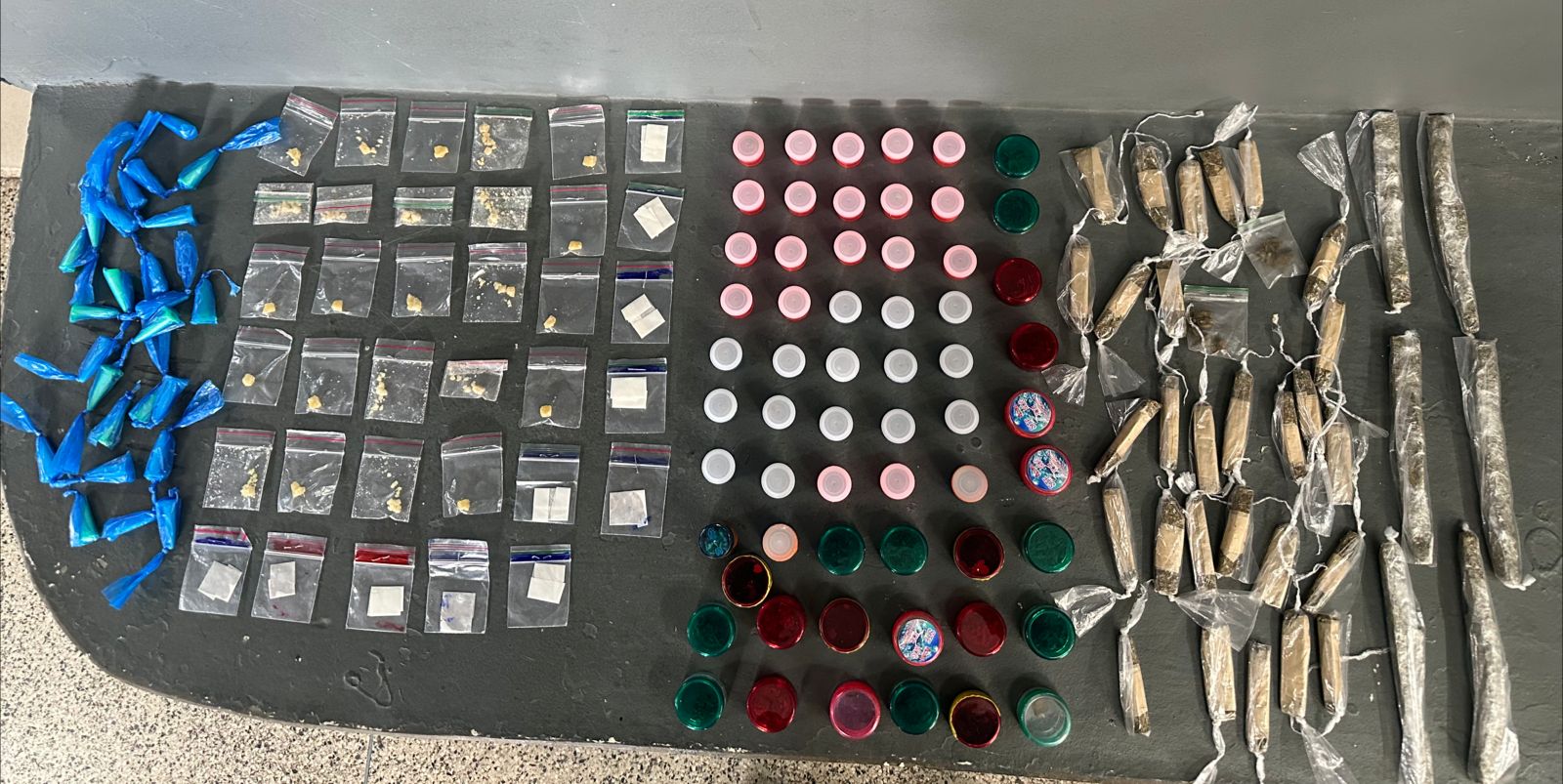 POLICIAIS MILITARES  DA ROCAM  PRENDE HOMEM COM DIVERSOS TIPOS DE DROGAS EM DIADEMA