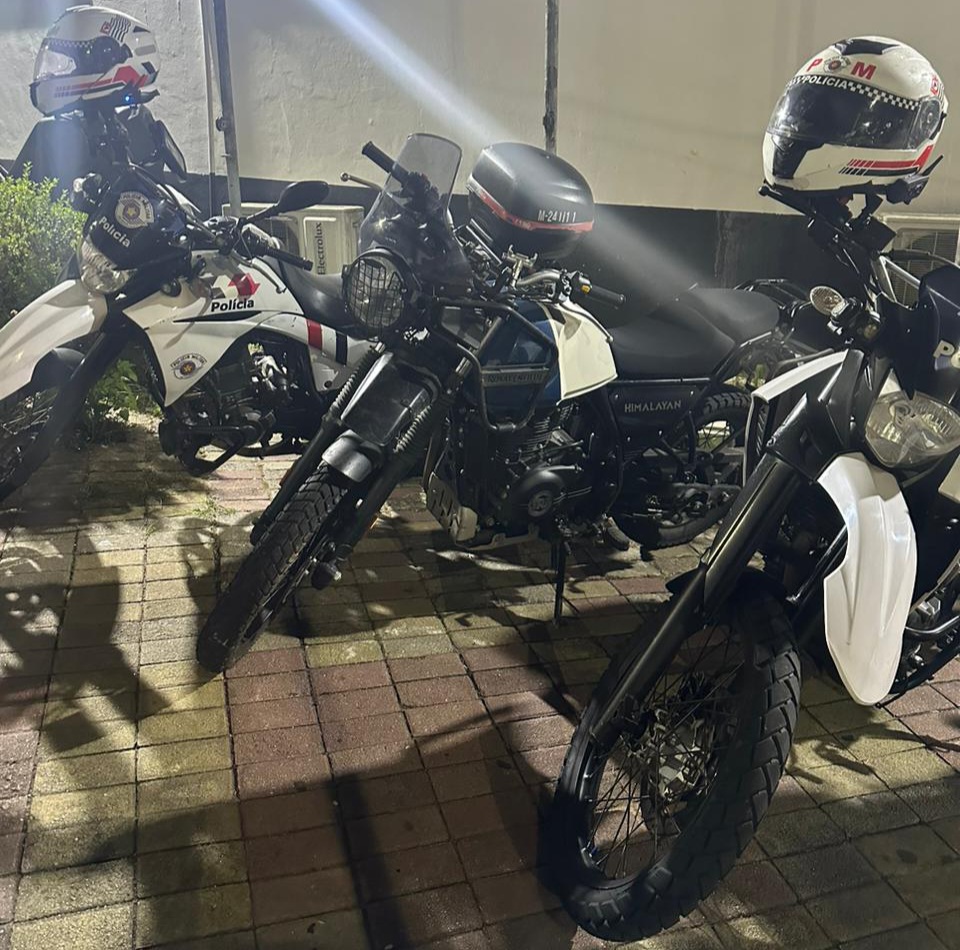 POLICIAIS MILITARES DA ROCAM  RECUPERAM MOTO ROUBADA APÓS  INFRATOR  BATER EM UMA ÁRVORE EM DIADEMA