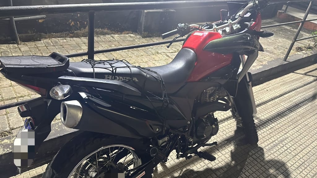 POLICIAIS MILITARES DA ROCAM  SURPREENDEM MOTOCICLETA FURTADA EM GARAGEM DE UMA RESIDÊNCIA EM DIADEMA