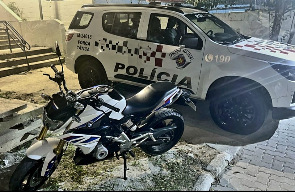 POLICIAIS MILITARES DA FORÇA TÁTICA PRENDEM RECEPTADOR  E RECUPERAM  MOTOCICLETA FURTADA