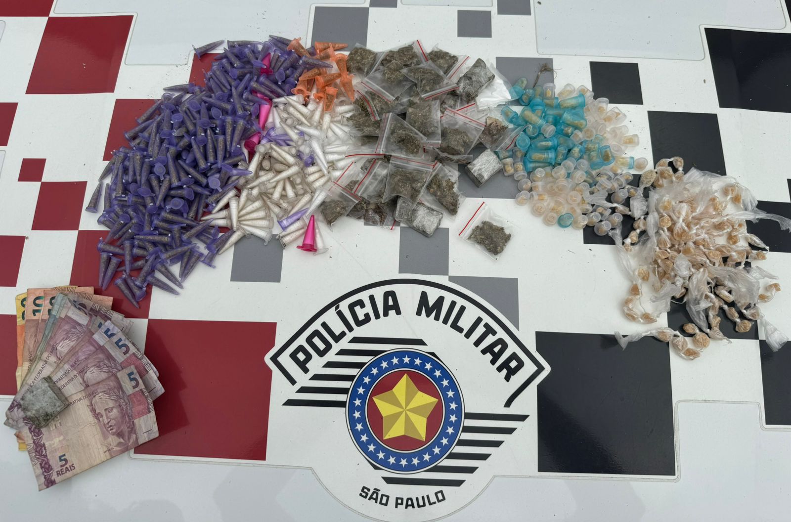 Mais de 580 porções de crack, cocaína e maconha são apreendidas com adolescente em Guaratinguetá
