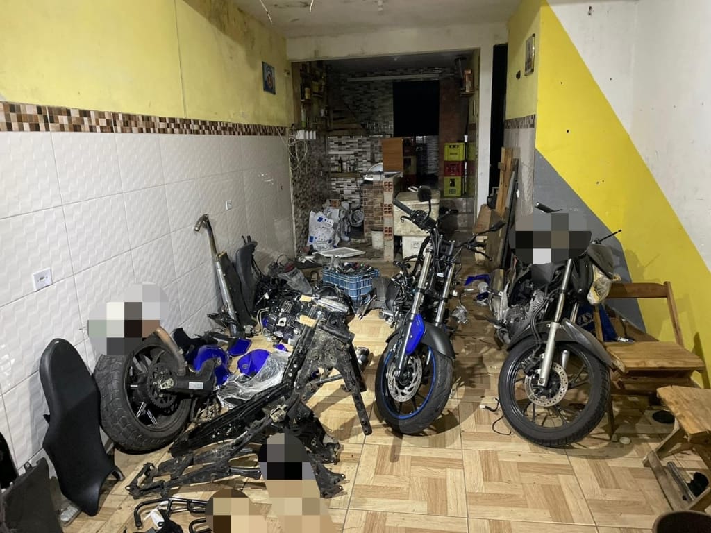 POLÍCIA MILITAR LOCALIZA  DESMANCHE CLANDESTINO DE MOTOCICLETAS NA DIVISA DE ÁREA DE DIADEMA